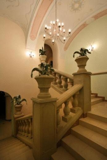 Kastiel Lucivna Hotel Buitenkant foto