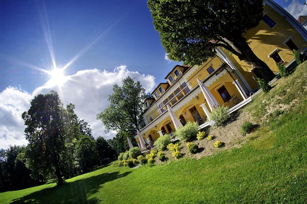 Kastiel Lucivna Hotel Buitenkant foto