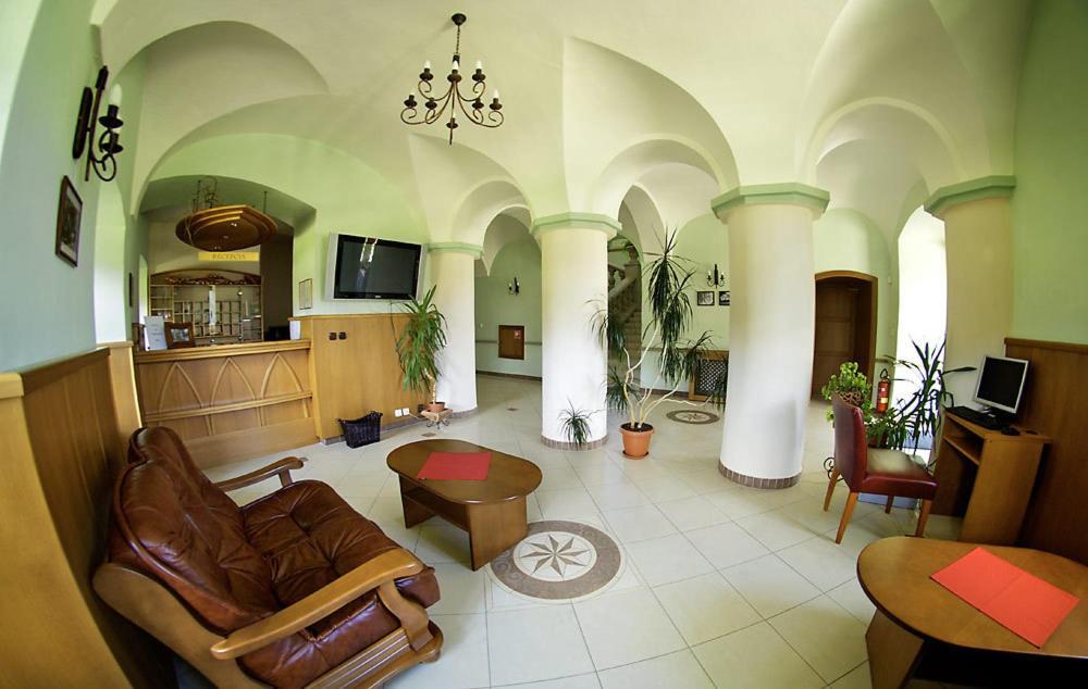 Kastiel Lucivna Hotel Buitenkant foto