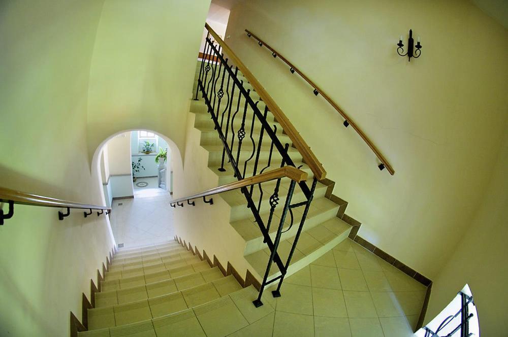 Kastiel Lucivna Hotel Buitenkant foto