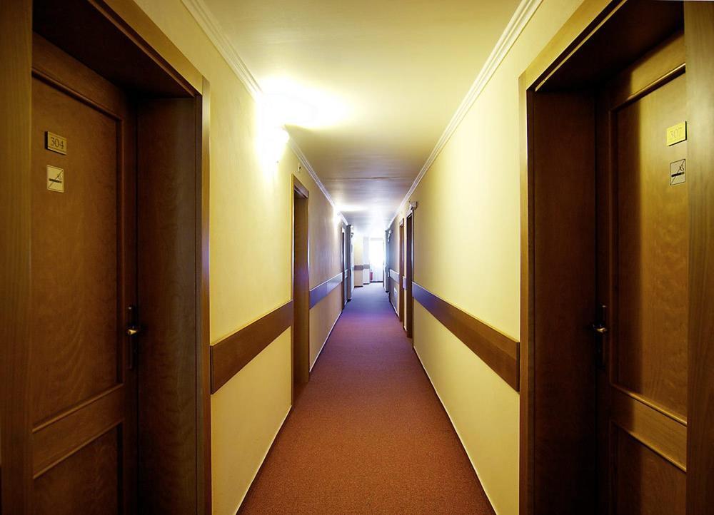 Kastiel Lucivna Hotel Buitenkant foto