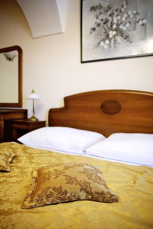 Kastiel Lucivna Hotel Buitenkant foto