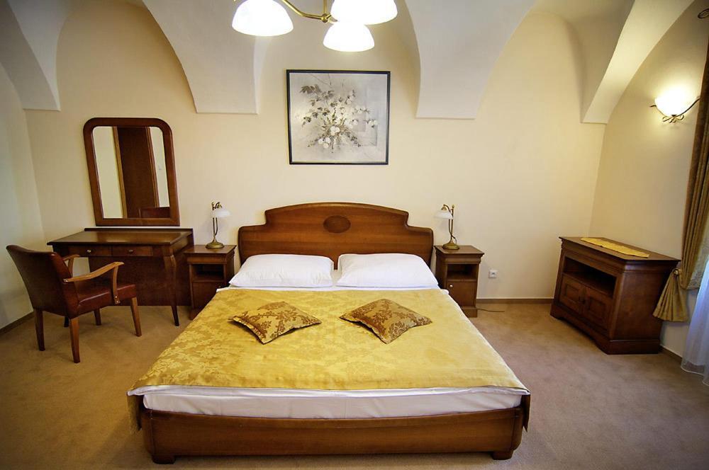 Kastiel Lucivna Hotel Buitenkant foto