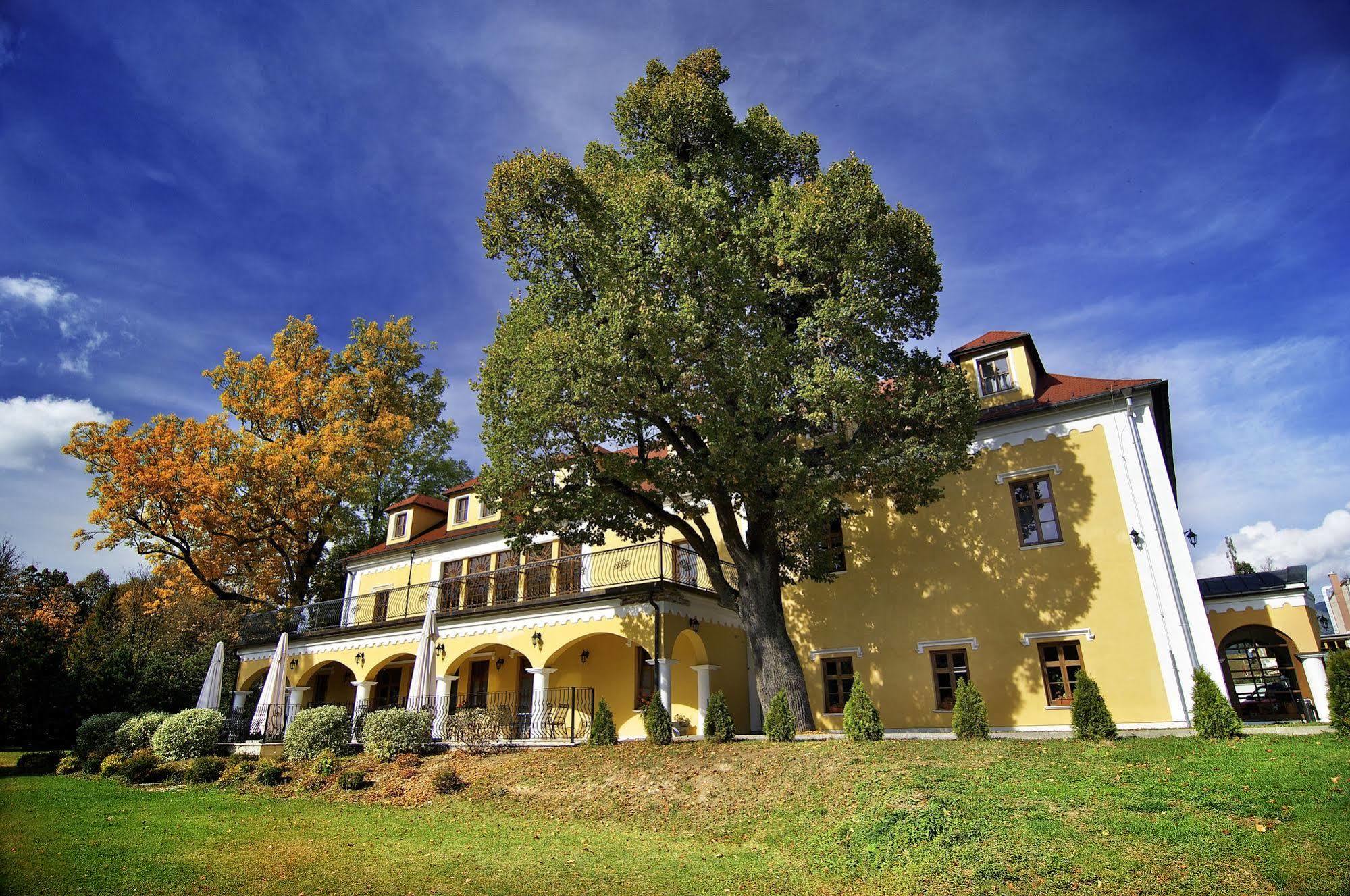 Kastiel Lucivna Hotel Buitenkant foto
