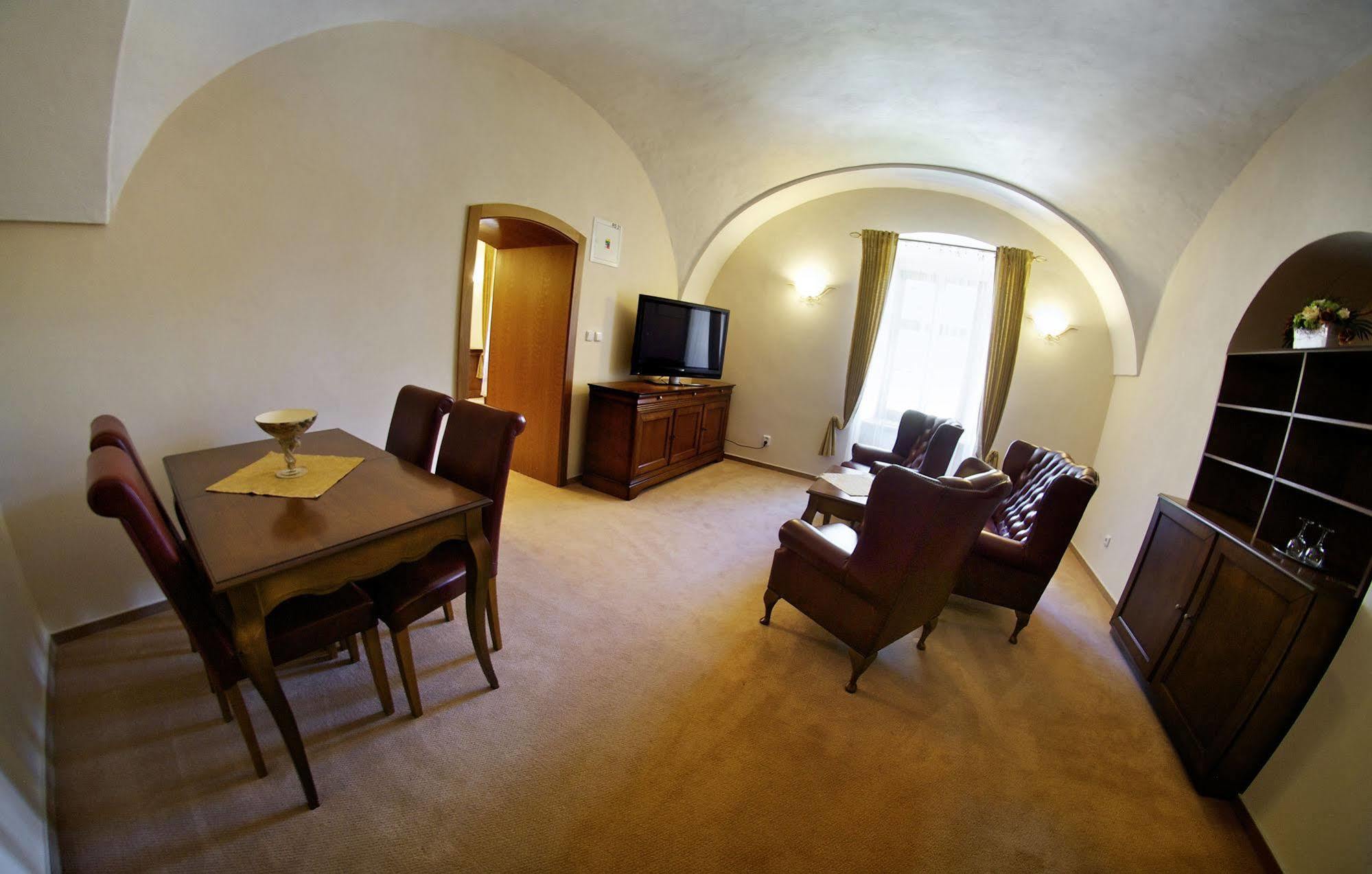 Kastiel Lucivna Hotel Buitenkant foto