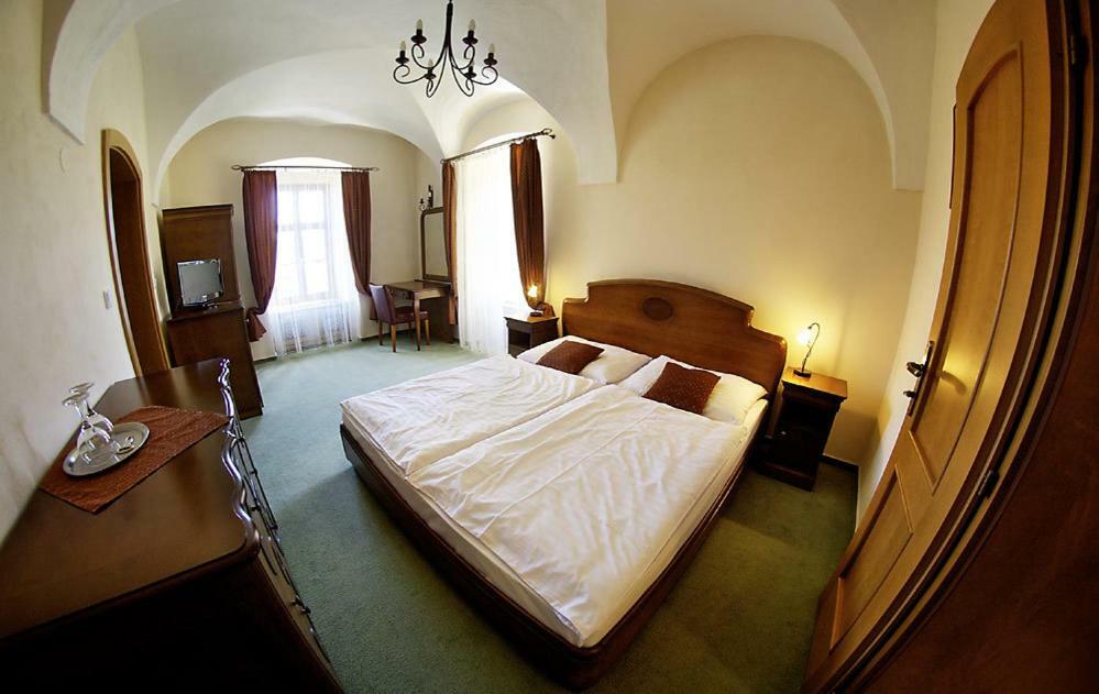 Kastiel Lucivna Hotel Buitenkant foto